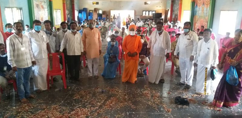 ಕೊರೋನಾ ವಾರಿಯರ್ಸ್ಗೆ ಹೂಮಳೆಗೈದ ಶಾಸಕ ಎಸ್ .ವಿ. ರಾಮಚಂದ್ರಪ್ಪ, ಗ್ರಾ ಪಂ. ಅಧ್ಯಕ್ಷೆ ವಿಜಯ ಲಕ್ಷ್ಮಿ, ಜಗಳೂರು ತಹಸೀಲ್ದಾರ್ ಹುಲಿಮನಿ ತಿಮ್ಮಣ್ಣ, ಉಪ ತಹಸೀಲ್ದಾರ್ ಫಾತಿಮಾ, ಎಸ್ಐ ಕಿರಣ್ ಕುಮಾರ, ವೈ.ಡಿ.ಅಣ್ಣಪ್ಪ, ಗುರುಶಾಂತನಗೌಡ್ರು, ಶಾಂತ ಪಾಟೀಲ್
