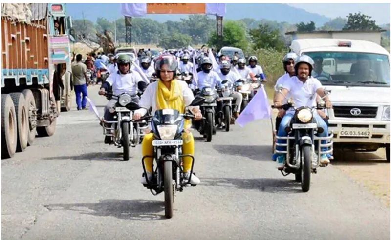 इस वजह से अब तक दो-दो बार राष्ट्रपति से लेकर कई पुरस्कार हासिल कर चुकीं हैं। जशपुर-एक प्रण अभियान के साथ इस अफसर ने लोगों को मतदान के प्रति जागरूक किया। उन्होंने मोटरसाइकिल पर रैली निकाली और लोगों से वोट डालने की अपील की।