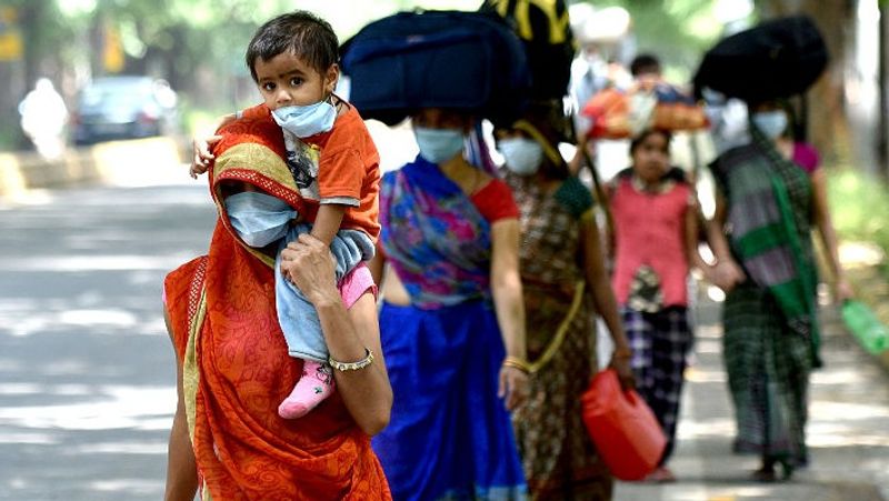 यह तस्वीर देश की राजधानी दिल्ली की है। जहां एक मां अपने बच्चे को कंधे पर बैठाकर पैदल ही घर के लिए निकली।