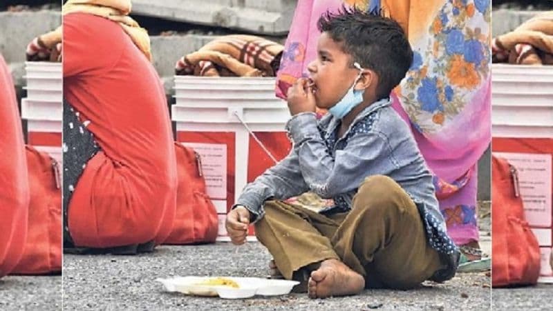 यह तस्वीर बिलासपुर की है। जहां एक मासूम बच्चा चिलचिलाती धूप और तपती सड़क पर बैठकर खाना खा रहा है।
