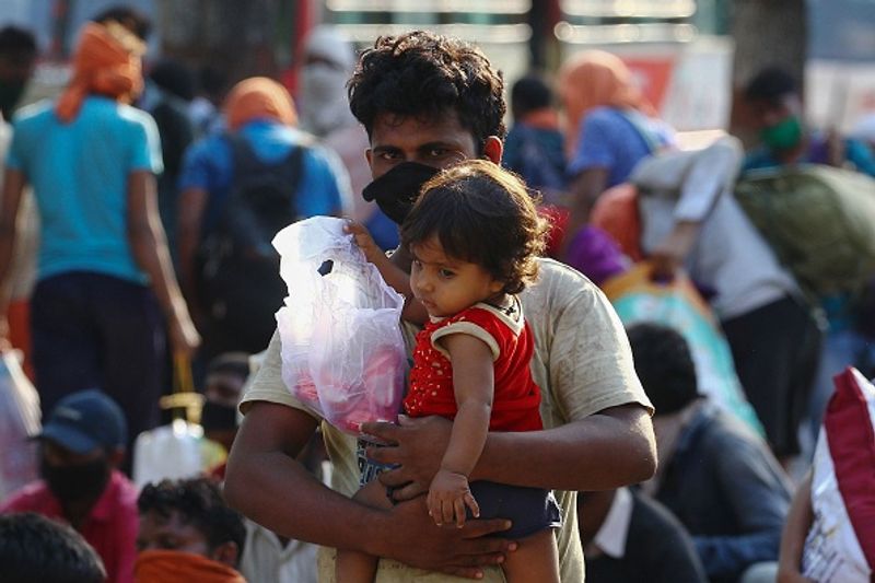 2020 മേയ് 8 പുലർച്ചെ 5.20 ന് മഹാരാഷ്ട്രയിലെ ഔറംഗാബാദ് റെയിൽവേ സ്റ്റേഷനിലേക്ക് സമീപത്തെ റെയില്വേ പാളത്തില് കിടന്നുറങ്ങിയ കുട്ടികളടക്കമുള്ള പതിനാറ് തൊഴിലാളികളാണ് ചരക്ക് വണ്ടി കയറി മരിച്ചത്.