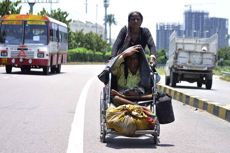 ഇതിനിടെയാണ് ഇന്നലെ പുലർച്ചെ മൂന്നരയോടെ ഔരയ ജില്ലയിലുണ്ടായ അപകടം. മരിച്ച 24 കുടിയേറ്റക്കാരിൽ പലരും ബീഹാർ, ജാർഖണ്ഡ്, പശ്ചിമ ബംഗാൾ എന്നിവിടങ്ങളിൽ നിന്നുള്ളവരാണെന്ന് ഔറയ്യ ജില്ലാ മജിസ്ട്രേറ്റ് അഭിഷേക് സിംഗ് പറഞ്ഞു.