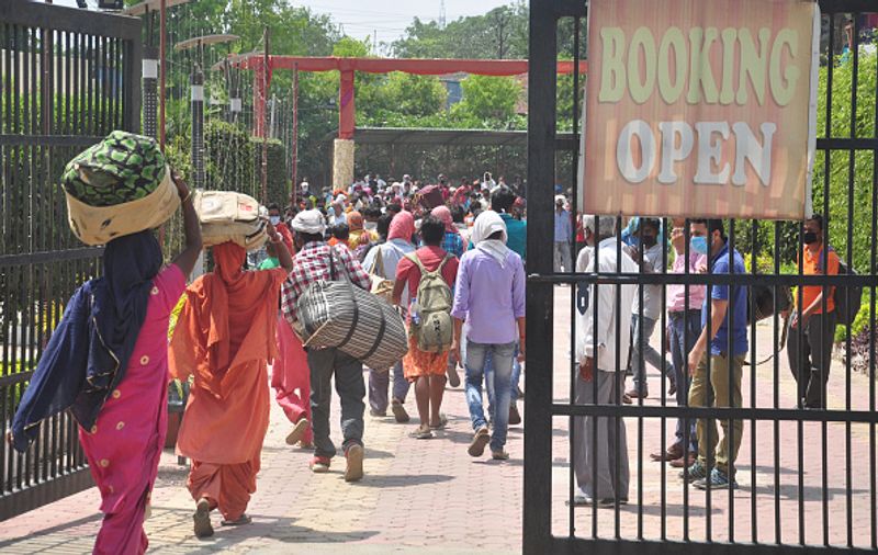 ട്രെയിലർ ട്രക്കിൽ സഞ്ചരിച്ച തൊഴിലാളികളാണ് അപകടത്തിൽപ്പെട്ടതെന്ന് യുപിയിലെ എ.ഡി.ജി ജയ് നാരായൺ സിംഗ് പറഞ്ഞു.
