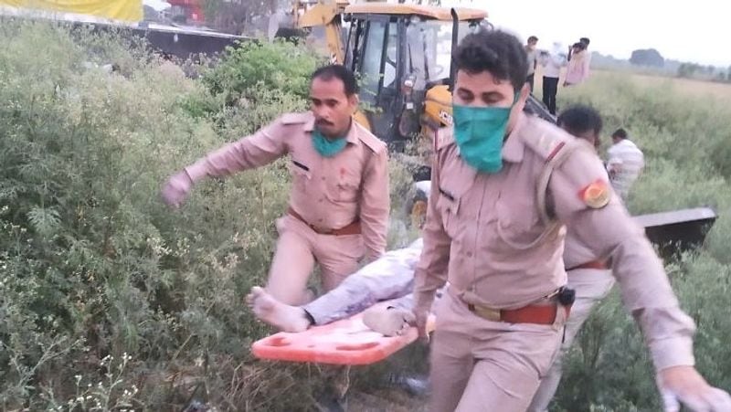 हादसे की समीक्षा करने के बाद यूपी के मुख्यमंत्री योगी आदित्यनाथ ने मृतक के परिजनों को 2-2 लाख रुपए मुआवजा देने की घोषणा की है।