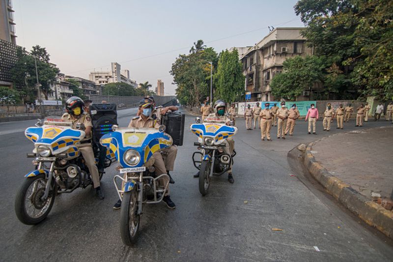 लॉकडाउन के दौरान पुलिस पर हमले की 200 घटनाएं
लॉकडाउन के दौरान पुलिसकर्मियों पर हमले की 200 घटनाएं हुई हैं और इसके लिए 732 आरोपियों को गिरफ्तार किया गया है। 