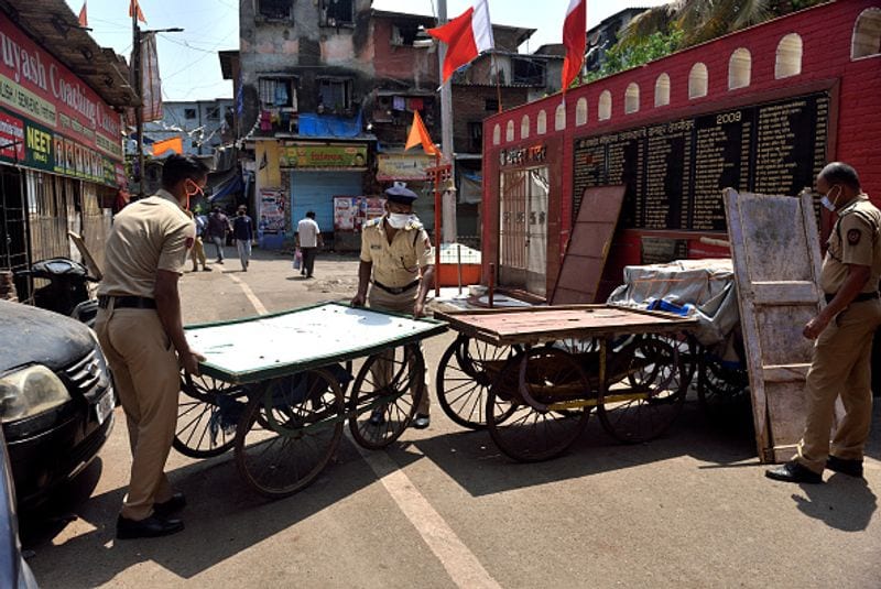 धारावी में 24 घंटे में 84 नए केस सामने आए
देश में लगातार बढ़ते कोरोनावायरस के मामलों के बीच मुंबई के धारावी में पिछले 24 घंटे में कोरोना के 84 नए मामले सामने आए। इसके साथ ही यहां संक्रमितों की संख्या 1145 हो गई। वहीं पिछले 24 घंटे में यहां इस वायरस के संक्रमण से किसी की जान नहीं गई है और मरने वालों का आंकड़ा 53 पर स्थिर है।