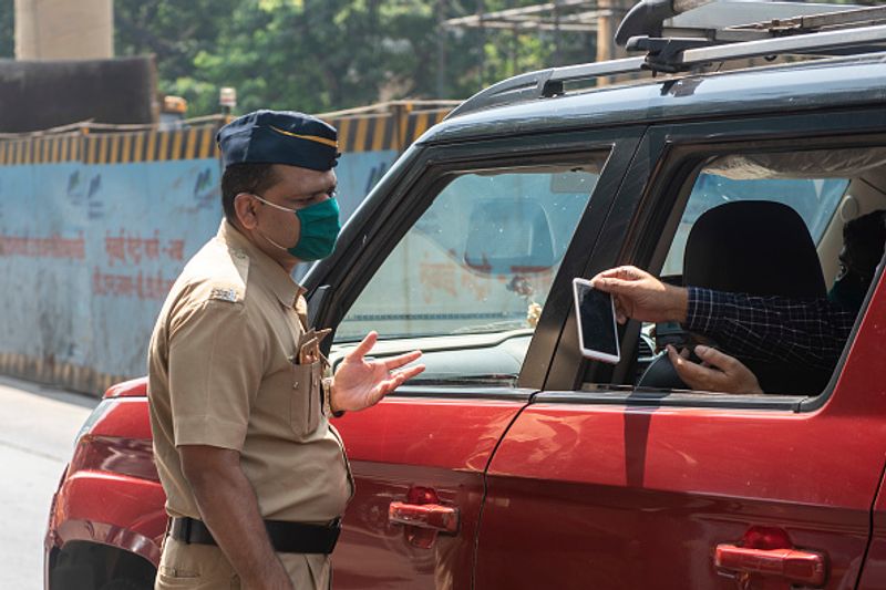उद्धव ठाकरे में केयर सेंटर का दौरा किया
महाराष्ट्र के मुख्यमंत्री उद्धव ठाकरे ने गोरेगांव के कोरोना केयर सेंटर का दौरा किया। यहां 1000 बेड बनाए गए हैं। इस केंद्र की स्थापना बृहन्मुंबई नगर निगम द्वारा की गई है।