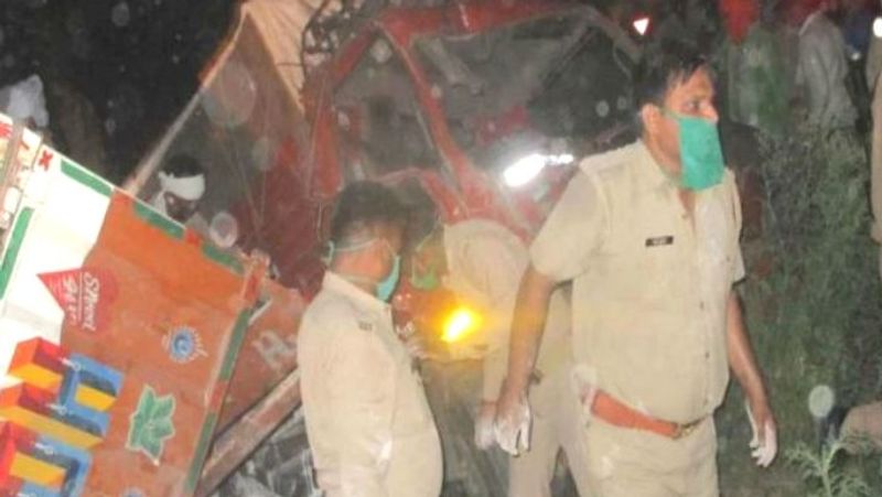 औरैया डीएम अभिषेक सिंह ने कहा- घायलों को जिला अस्पताल में भर्ती कराया गया है जबकि जिन लोगों की हालत गंभीर है उन्हें सैफई के लिए रिफर किया गया है।
