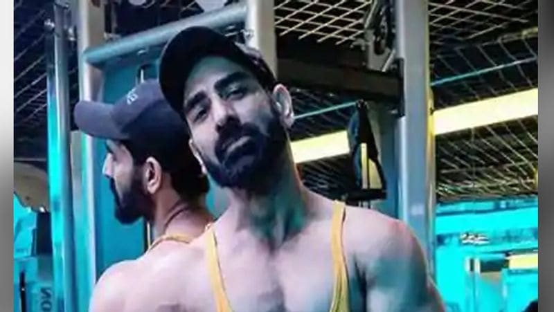 সূত্র থেকে জানা গেছে হৃদরোগে আক্রান্ত হয়েই তিনি মারা গেছেন। তার এই অকাল প্রয়াণে শোকে ছায়া নেমে এসেছে বিনোদন জগতে। তার এই মৃত্যুর খবর প্রথম জানান তার বন্ধু রাকেশ পল।