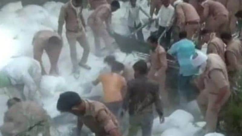 आप इस तस्वीर को देखकर समझ सकते हैं कि हादसा कितना भयावह था। मजदूरों के सारे सपने इन चूनों की बोरियों के नीचे हमेशा-हमेशा के लिए दब गए।