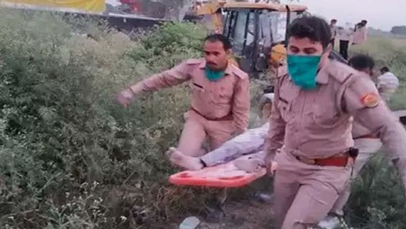 यूपी के औरैया में शनिवार तड़के भीषण सड़क हादसे ने लोगों के दिलों को झकझोर कर रख दिया है। फरीदाबाद से 81 मजदूरों को लेकर आ रहे खड़े डीसीएम में चूने से लदे ट्रक ने टक्कर मार दी। इस हादसे में 24 मजदूरों की मौके पर ही मौत हो गई, जबकि 35 लोग गंभीर रूप से घायल हो गए। घायलों को सैफई मेडिकल कालेज व कानपुर के हैलट में रिफर किया गया है। जहां उनका इलाज चल रहा है अभी भी आधा दर्जन मजदूरों की हालात गम्भीर बताई जा रही है।
