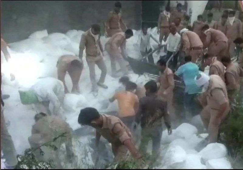 क्रांति देवी ने बताया कि वह कुछ समझ ही नहीं पाई कि आखिर क्या हुआ और कैसे हुआ . लेकिन चीख-पुकार की आवाज बेहद डरावनी लग रही थी । लोग मदद के लिए चिल्ला रहे थे। लेकिन उनकी मदद करने वाला कोई नही था। चूने के ढेर में लोग दबे हुए थे। किसी का हांथ दिख रहा था तो किसी का सिर। 