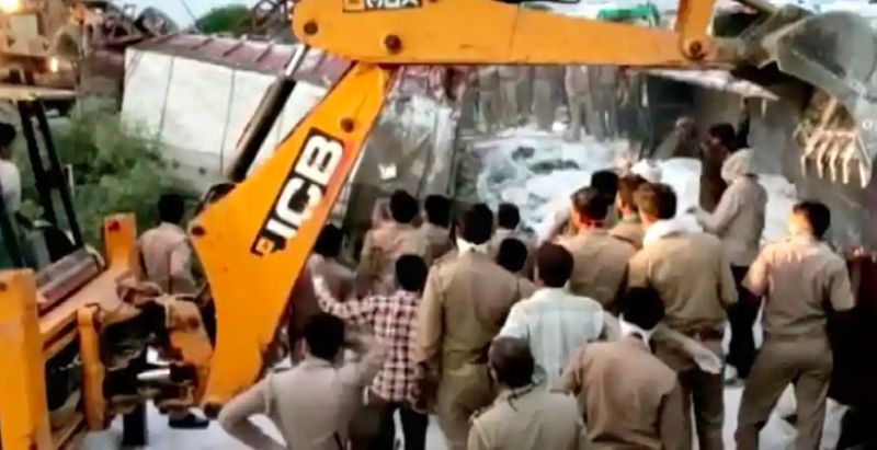 जब पुलिस और बचाव दल आया तब उन लोगों को बाहर निकाला जा सका। लेकिन तब तक कई लोग मर चुके थे। कई दर्द से कराह रहे थे। कुछ तो बदहवास से हो गए थे समझ ही नही आ रहा था कि उन्हें क्या हो गया है।
