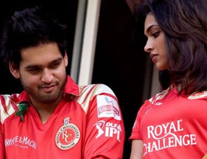 ದೀಪಿಕಾ ಪಡುಕೋಣೆ ಸಿಧ್ದಾರ್ಥ್ ಮಲ್ಯ IPL ಮ್ಯಾಚ್ ವೇಳೆಯಲ್ಲಿ ಕಿಸ್ ಮಾಡುತ್ತಾ ಕಾಣಿಸಿಕೊಂಡಾಗ ಇಬ್ಬರೂ ಡೇಟಿಂಗ್ ಮಾಡುತ್ತಿದ್ದಾರೆ ಎಂಬ ಸುದ್ದಿ ಕೆಲವು ಕಾಲ ನೆಡೆಯಿತ್ತಿತ್ತು.