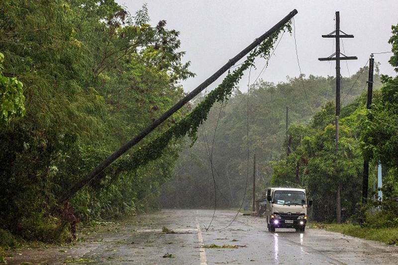സമർ, തെക്കൻ ലുസോൺ, ബിക്കോൾ മേഖല എന്നിവയുടെ കിഴക്ക് ഭാഗത്തായി നിരവധി മത്സ്യത്തൊഴിലാളികളും കർഷകരും കൊടുങ്കാറ്റിനെ തുടര്ന്ന് പലായനം ചെയ്തതായി മത്സ്യത്തൊഴിലാളികളെ പ്രതിനിധീകരിക്കുന്ന പമലകായ മേധാവി ഫെർണാണ്ടോ ഹികാപ്പ് പറഞ്ഞു.