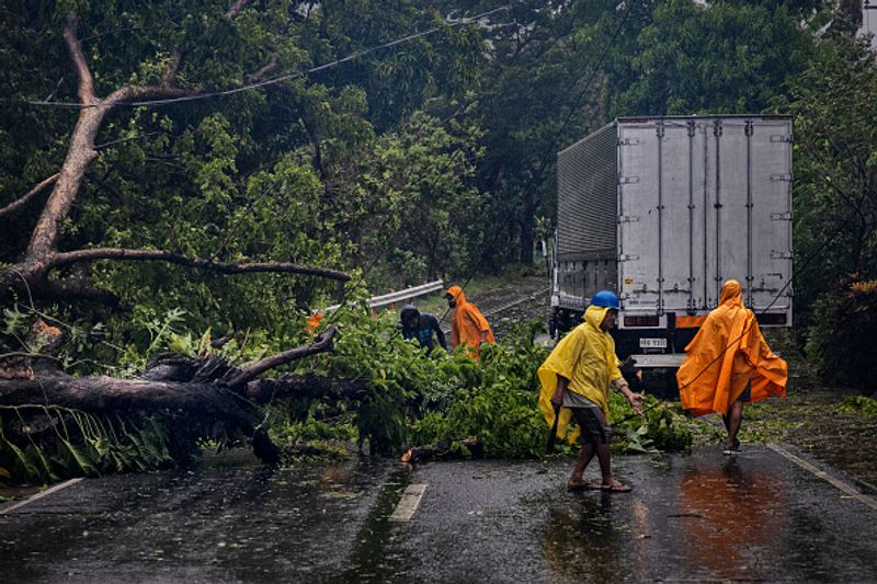 പ്രതിവർഷം കുറഞ്ഞത് 20 ചുഴലിക്കാറ്റുകൾ ഫിലിപ്പീൻസിൽ വീശിയടിക്കുന്നു. അവയിൽ ചിലത് മാരകമാണ്. 2013 ൽ സൂപ്പർ ടൈഫൂൺ ഹയാൻ മധ്യ ഫിലിപ്പൈൻസില് വീശിയപ്പോള് ജീവന് നഷ്ടമായത് 6,000 പേർക്കായിരുന്നു.