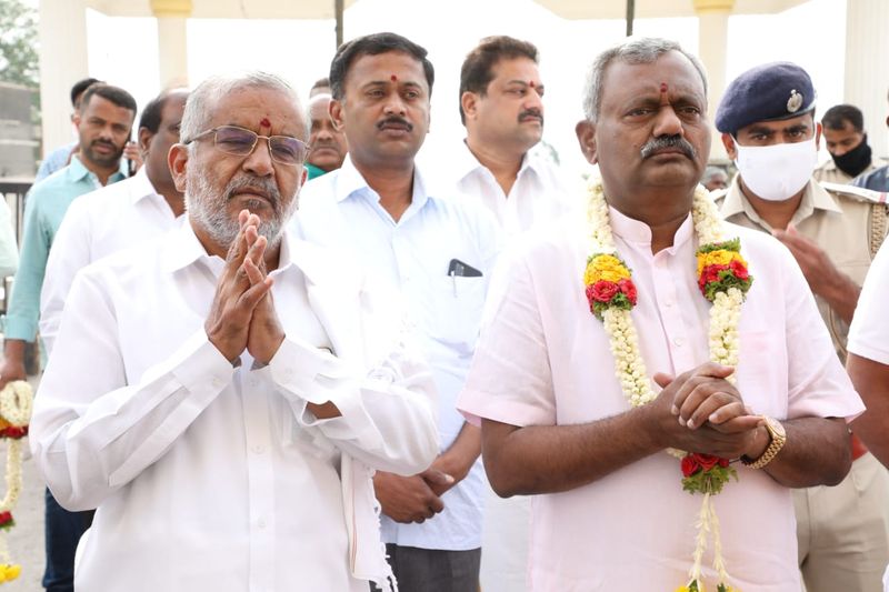 ಈ ಸಂದರ್ಭದಲ್ಲಿ ಸಂಸದ ಪ್ರತಾಪ್ ಸಿಂಹ, ಶಾಸಕರಾದ ಎಸ್.ಎ. ರಾಮದಾಸ್, ಜಿ.ಟಿ.ದೇವೇಗೌಡ, ಪಿ.ರಾಜೀವ್, ಪೊಲೀಸ್ ಆಯುಕ್ತರಾದ ಚಂದ್ರಗುಪ್ತ, ಉಪಸ್ಥಿತರಿದ್ದರು. 