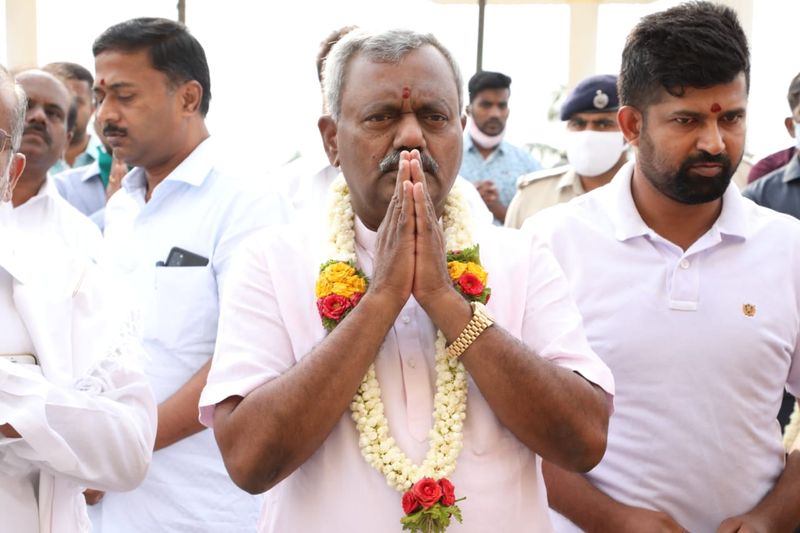 ಮೈಸೂರು ಜಿಲ್ಲೆ ಕೊರೋನಾ ಮುಕ್ತವಾದರೆ ತಾಯಿ ಸನ್ನಿಧಿಗೆ ಬಂದು ಪೂಜೆ ಸಲ್ಲಿಸುವುದಾಗಿ ಕೋರಿಕೊಂಡಿದ್ದೆ ಎಂದು ಅವರು ತಿಳಿಸಿದ್ದಾರೆ.