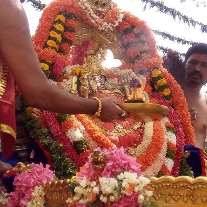 ಮೈಸೂರು ಜಿಲ್ಲೆ ಕೊರೋನಾ ಮುಕ್ತವಾದ ಹಿನ್ನೆಲೆಯಲ್ಲಿ ಉಸ್ತುವಾರಿ ಸಚಿವ ಎಸ್. ಟಿ. ಸೋಮಶೇಖರ್ ಚಾಮುಂಡಿಗೆ ವಿಶೇಷ ಪೂಜೆ ಸಲ್ಲಿಸಿದ್ದಾರೆ.