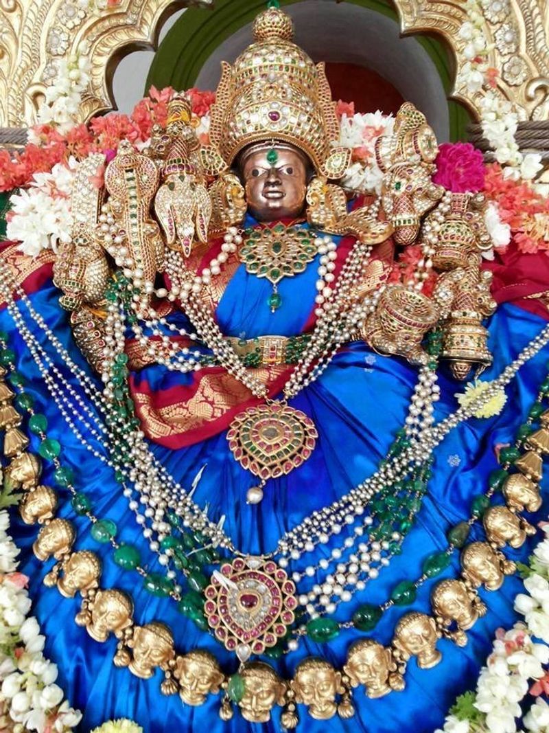 ಅಲಂಕೃತಗೊಂಡ ಚಾಮುಂಡಿ ತಾಯಿ ವಿಗ್ರಹ