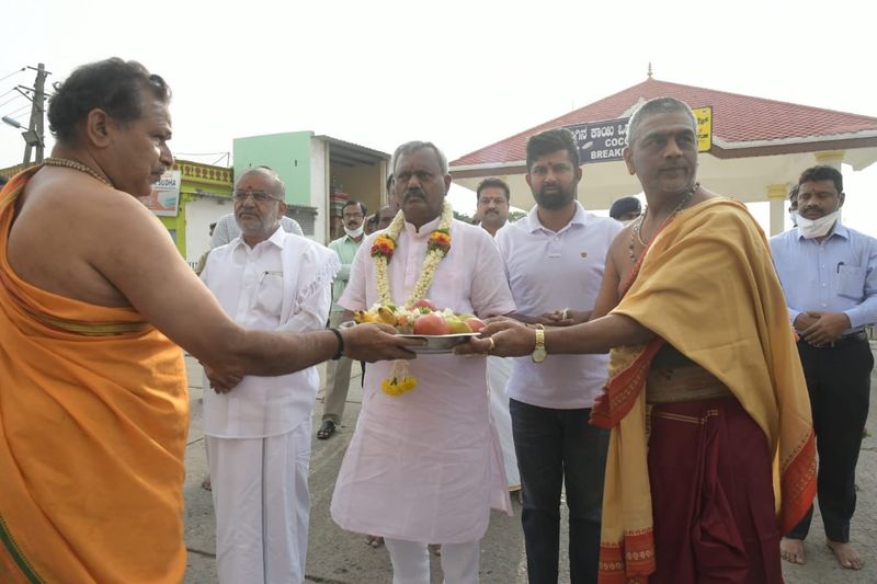 ಈಗ ತಾಯಿ ಚಾಮುಂಡೇಶ್ವರಿ ಆಶೀರ್ವಾದದಿಂದ ಜಿಲ್ಲೆಯ ಜನತೆ ಕೊರೋನಾದಿಂದ ಪಾರಾಗಿದ್ದಾರೆ. 90 ಪಾಸಿಟಿವ್ ಪ್ರಕರಣದಿಂದ ಶೂನ್ಯಕ್ಕೆ ಇಳಿದಿದೆ. ಇನ್ನು ಮುಂದೆಯೂ ಆಶೀರ್ವಾದ ಹೀಗೆಯೇ ಇರಲಿ ಎಂದು ತಾಯಿ ಬಳಿ ಕೋರಿಕೊಂಡಿದ್ದಾಗಿ ಸಚಿವರು ತಿಳಿಸಿದರು.
