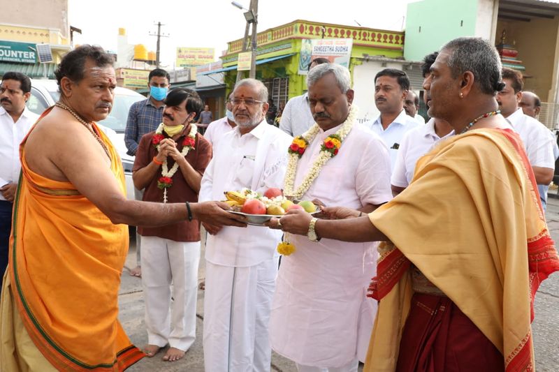 ರಾಜ್ಯದಲ್ಲಿ ದೇವಸ್ಥಾನಗಳನ್ನು ತೆರೆಯಲು ಅನುಮತಿ ಸಿಕ್ಕಿಲ್ಲ. ಹಾಗಾಗಿ ನಾವೂ ಜನತೆಯಂತೆ ದೇಗುಲದ ಹೊರಗೆ ನಿಂತು ತಾಯಿಗೆ ಪೂಜೆ ಸಲ್ಲಿಸಿ ಮನವಿ ಮಾಡಿದ್ದೇವೆ. ರಾಜ್ಯಾದ್ಯಂತ ದೇಗುಲ ತೆರೆಯುವ ಬಗ್ಗೆ ಸಂಪುಟದಲ್ಲೂ ಚರ್ಚೆಯಾಗಿದೆ. ಆದರೆ, ಪರಿಸ್ಥಿತಿ ಅವಲೋಕಿಸಿ ನಿರ್ಧಾರ ಮಾಡಲಾಗುವುದು ಎಂದು ಸಚಿವರು ತಿಳಿಸಿದರು. 