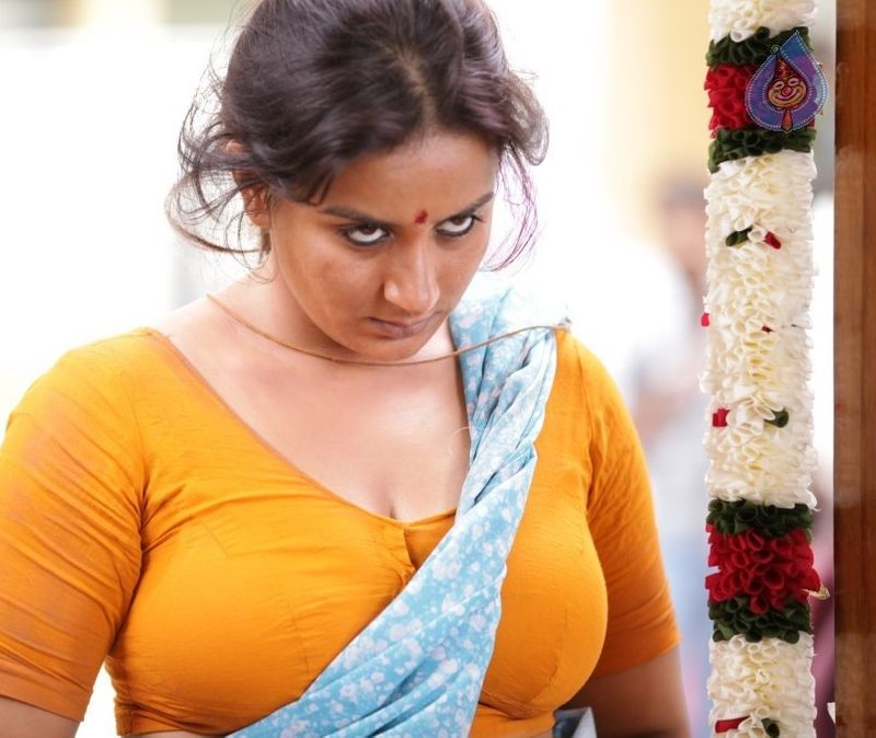 2012ರಲ್ಲಿ ದಂಡುಪಾಳ್ಯ ಚಿತ್ರದಲ್ಲಿ ಲಕ್ಷ್ಮಿಯ ಪಾತ್ರಕ್ಕೆ ಪೂಜಾ ಗಾಂಧಿ ಟಾಪ್ಲೆಸ್ ಆಗಿ ಕಾಣಿಸಿಕೊಂಡಿದ್ದರು. 