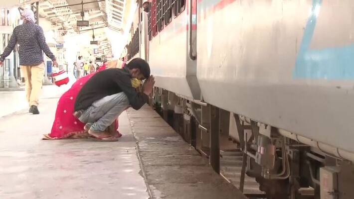 Migrant couple bow down to thank karmabhoomi Gujarat before boarding Shramik train to Uttar Pradesh Migrant couple bow down to thank karmabhoomi Gujarat before boarding Shramik train to Uttar Pradesh