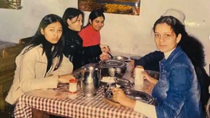 बता दें कि कंगना रनोट इन दिनों मनाली, हिमाचल प्रदेश में अपने परिवार के साथ कोरोनावायरस लॉकडाउन के चलते क्वारेंटाइन टाइम स्पेंड कर रही हैं। 