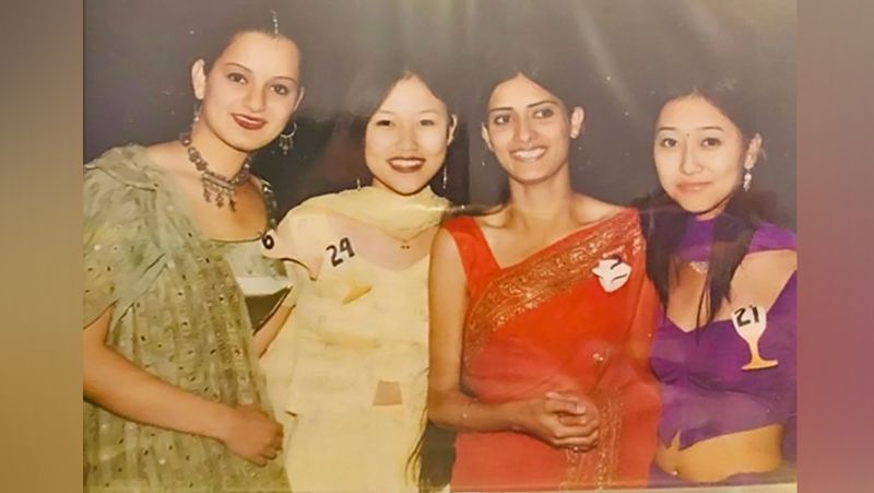 एक फोटो में कंगना लाल कलर की लिपस्टिक में नजर आ रही हैं। इस पर कमेंट करते हुए एक शख्स ने लिखा, आपकी रेड लिपस्टिक, फैब्युलस। 