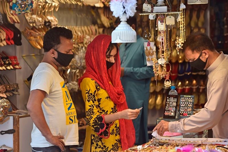 पाकिस्तान के विदेश मंत्रालय का कर्मचारी कोरोना पॉजिटिव
पाकिस्तान में 38 हजार से भी अधिक लोग कोरोना वायरस से संक्रमित हो चुके हैं, जिनमें से करीब 800 लोगों की मौत हो चुकी है। इसी बीच ये खबर भी आ रही है कि पाकिस्तान के विदेश मंत्रालय में भी कोरोना वायरस ने दस्तक दे दी है। वहां पर एक कर्मचारी कोरोना पॉजिटिव पाया गया है। 