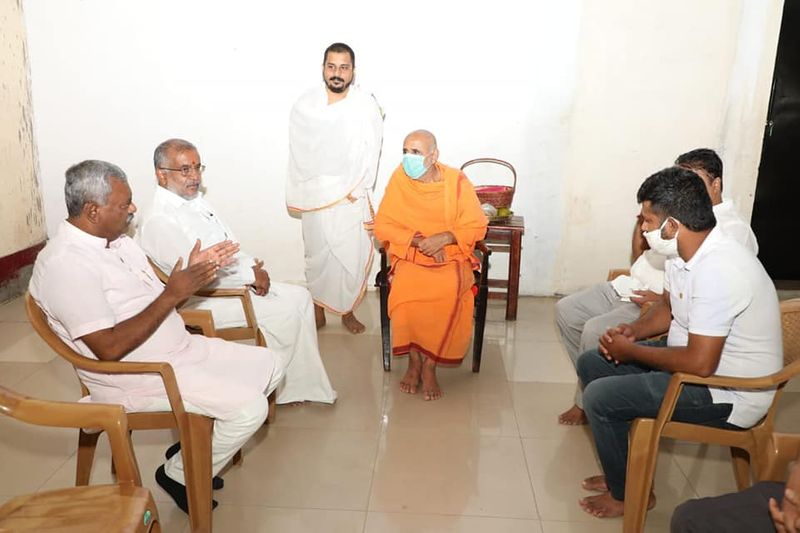 ಮೈಸೂರಿನಲ್ಲಿ ಇಂದು ಜೈನ ಮುನಿಗಳನ್ನು ಭೇಟಿ ಮಾಡಿದರು.