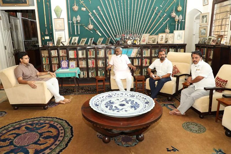 ಆದ್ರೆ, ಈ ಭೇಟಿ ಮಾತುಕತೆ ಅಚ್ಚರಿ ಮೂಡಿಸಿದೆ.