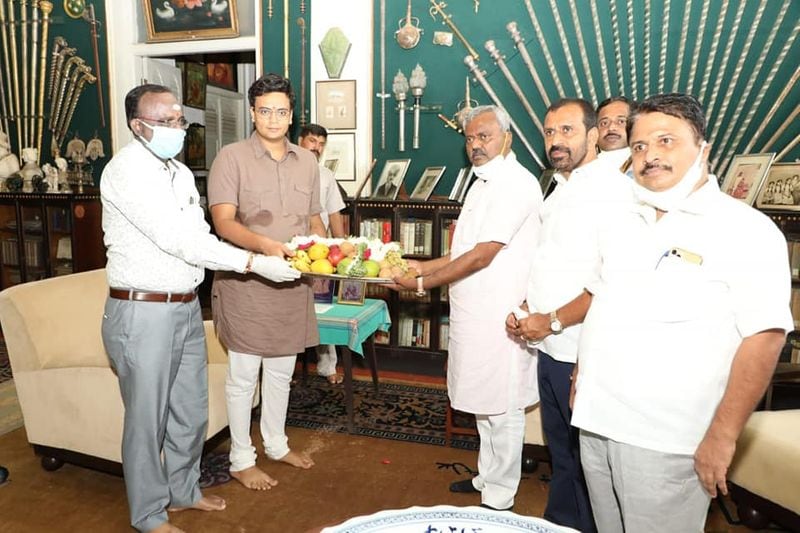 ಮೈಸೂರಿನ ಅರಮನೆಗೆ ಭೇಟಿ ನೀಡಿ ಯದುವೀರ್ ಕೃಷ್ಣದತ್ತ ಚಾಮರಾಜ ಒಡೆಯರ್ ರವರನ್ನು ಭೇಟಿ ಮಾಡಿ ಪ್ರಸಕ್ತ ವಿದ್ಯಮಾನಗಳ ಬಗ್ಗೆ ಚರ್ಚಿಸಿದರು,