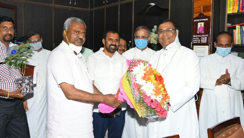 ಹಾಗೇ ಮೈಸೂರಿನ ಬಿಷಪ್ ಚರ್ಚ್ ಗೆ ಭೇಟಿ ನೀಡಿ ಫಾದರ್ ರವರನ್ನು ಭೇಟಿ ನೀಡಿರುವುದು ಅಚ್ಚರಿ ಮೂಡಿಸಿದೆ.