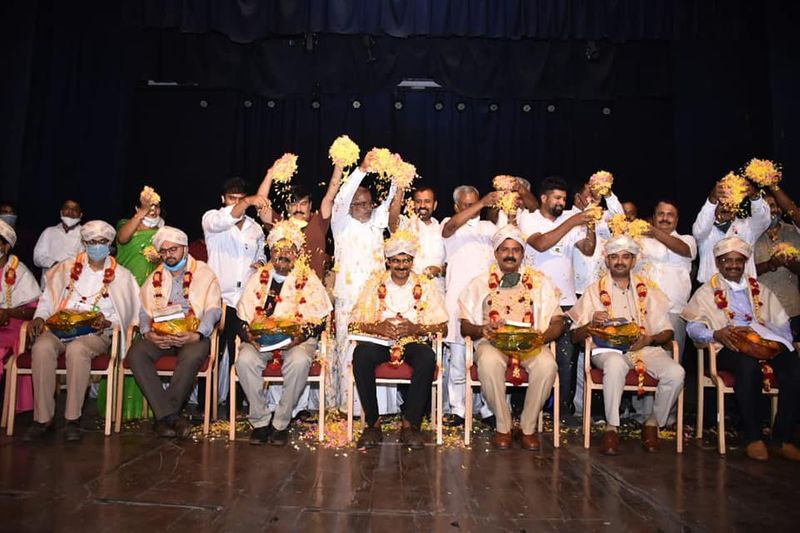 ಮೈಸೂರು ಕೊರೋನಾ ಮುಕ್ತಕ್ಕಾಗಿ ಹೋರಾಡಿದ ಡಿಸಿ ಸೇರಿದಂತೆ ಹಲವು ಅಧಿಕಾರಿಗಳಿಗೆ ಸಂವಿಧಾನ ಪುಸ್ತಕ ಹಾಗೂ ಪುಷ್ಪ ಮಳೆಗೈದು ಅಭಿನಂದನೆ ಸಲ್ಲಿಸಿರುವುದು