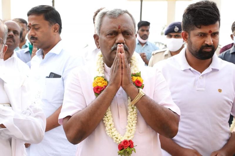 ಮೈಸೂರಿನ ಬಿಷಪ್ ಚರ್ಚ್, ಜೈನ ಮುನಿ ಮತ್ತು ಯದುವೀರ್ ಕೃಷ್ಣದತ್ತ ಚಾಮರಾಜ ಒಡೆಯರ್ ರವರನ್ನು ಭೇಟಿ ಮಾಡಿರುವುದು ಸಹಕಾರಿ ಸಚಿವ ಎಸ್ಟಿ ಸೋಮಶೇಖರ್ ಅವರ ನಡೆ ಅಚ್ಚರಿ ಮೂಡಿಸಿದಂತೂ ಸತ್ಯ.