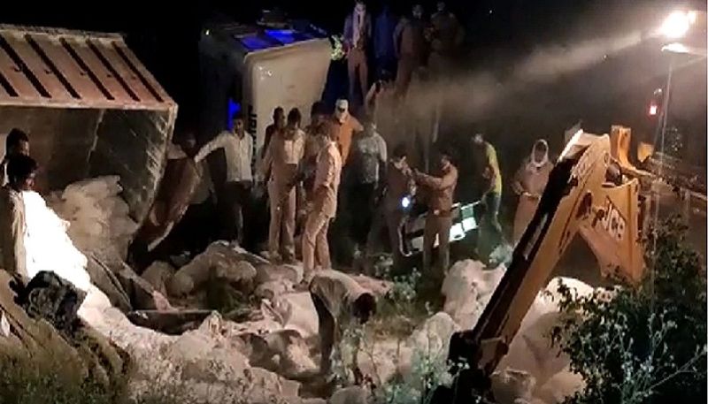 अपनी मां से खाते में पैसे मंगाया और दोनों ट्रक से घर आ रहा था। जिस ट्रक से वो वापसी कर रहे थे, वह औरैया में दुर्घटना की शिकार हो गई। और उसमें 24 लोग काल के गाल में समा गए। मृतकों में मुकेश भी शामिल है, जबकि परिवार के ही सुनील का पैर टूट गया है।
