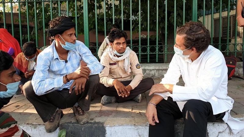 राहुल गांधी ने प्रवासी मजदूरों का वीडियो भी किया था शेयर
हाल ही में राहुल गांधी ने प्रवासी मजदूरों का पैदल अपने घर जाते हुए एक वीडियो भी शेयर किया था। राहुल गांधी ने अपने ट्वीट में लिखा था, "अंधकार घना है। कठिन घड़ी है। हिम्मत रखिए।"
राहुल गांधी ने और क्या लिखा था...
"हम इन सभी की सुरक्षा में खड़े हैं। सरकार तक इनकी चीखें पहुंचा के रहेंगे। इनके हक की हर मदद दिला के रहेंगे। देश की साधारण जनता नहीं। ये तो देश के स्वाभिमान का ध्वज हैं। इसे कभी भी झुकने नहीं देंगे।"