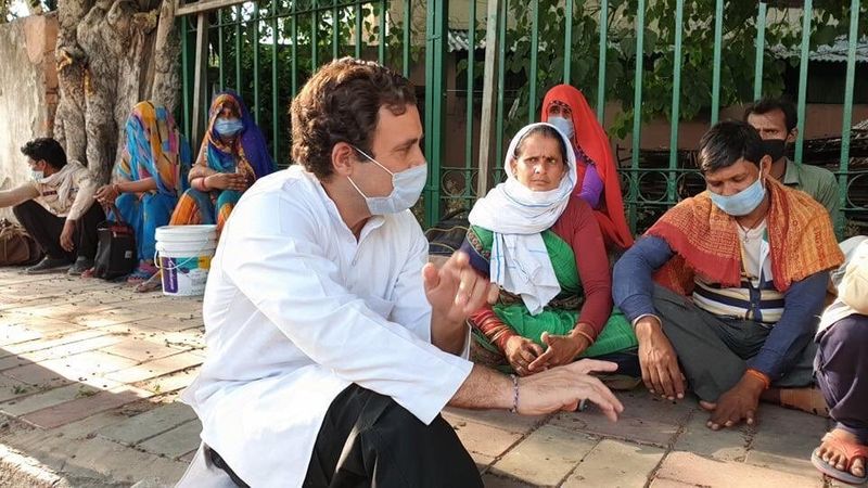 शनिवार की सुबह मोदी सरकार पर साधा था निशाना
कांग्रेस नेता और वायनाड से सांसद राहुल गांधी ने शनिवार की सुबह वीडियो कॉन्फ्रेंसिंग के जरिए पत्रकारों से बात की। इस दौरान उन्होंने केंद्र सरकार पर हमला बोला। उन्होंने कहा, आज हमारे गरीब लोगों को पैसों की आवश्यक्ता है।
किसानों को सीधे खाते में पैसा देने की बात कही थी
उन्होंने कहा था, मैं प्रधानमंत्री जी से अपील करता हूं कि पैकेज पर पुनर्विचार करना चाहिए। मनरेगा में 200 दिन का रोजगार दिया जाए और किसानों को सीधे पैसा उनके खाते में ट्रांसफर करने विचार करना चाहिए, क्योंकि ये लोग हमारा भविष्य हैं।
राहुल गांधी ने कहा था, अभी तूफान आना बाकी है, बहुत नुकसान होगा
इसके साथ ही उन्होंने कहा, देश में आर्थिक तूफान अभी आया नहीं है, आने वाला है। बहुत जबर्दस्त नुकसान होने वाला है। हम चाहते हैं कि सरकार हमारी सुने। हम यानी विपक्ष थोड़ा दबाव डाले और अच्छी तरह से समझाए तो सरकार सुन भी लेगी।