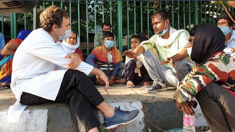 दिल्ली के सुखदेव विहार फ्लाईओवर के पास का फोटो
मीडिया रिपोर्ट्स के मुताबिक, राहुल गांधी ने शनिवार को दिल्ली के सुखदेव विहार फ्लाईओवर के पास मजदूरों से मुलाकात की। फुटपाथ पर बैठकर उनसे बातचीत की। उनकी समस्याएं जानीं। राहुल गांधी ने भारतीय युवा कांग्रेस और दिल्ली प्रदेश कांग्रेस कमेटी से दिल्ली में फंसे प्रवासी मजदूरों की सुरक्षित घर वापसी की व्यवस्था करने को कहा है।
