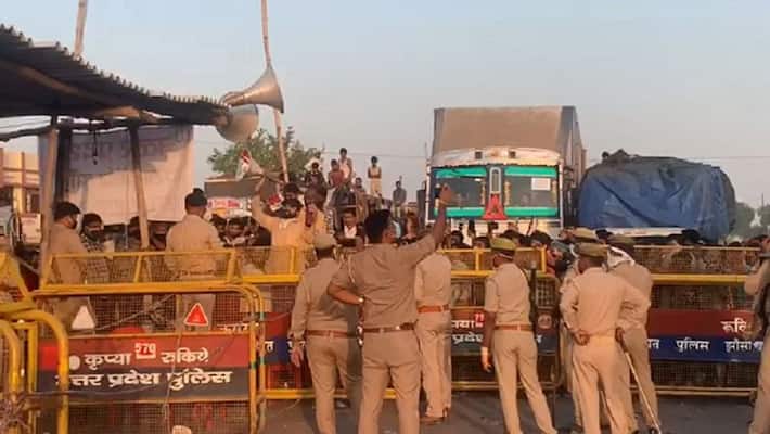 20KM long jam at UP-MP border, commotion of migrant laborers for not allowing entry of vehicles ASA 20KM long jam at UP-MP border, commotion of migrant laborers for not allowing entry of vehicles ASA