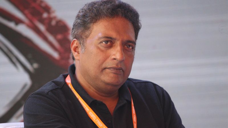 प्रकाश राज ने ट्वीट करते हुए आगे लिखा कि वो वापस नहीं दे सकेंगे, लेकिन वो अपने-अपने घर पहुंच जाएंगे तो कहेंगे कि हम ऐसे शख्स से मिले, जिसने हमें उम्मीद दी और साथ ही अपने घर पहुंचने की ताकत भी दी। 
