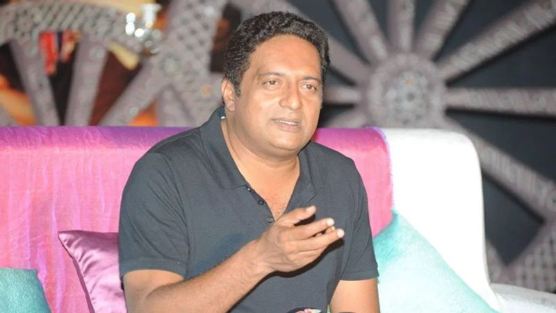 प्रकाश राज के इस ट्वीट पर लोग खूब कमेंट कर रहे हैं और अपने अलग-अलग रिएक्शन्स दे रहे हैं। बता दें कि फिल्मों में विलेन का किरदार निभाने वाले प्रकाश राज असल जिंदगी में लोगों के लिए एक सुपरहीरो साबित हुए हैं। 