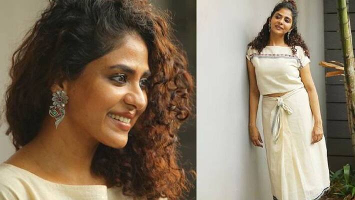 poornima indrajith mudu style dress of chendamangalam weaves khadi poornima indrajith mudu style dress of chendamangalam weaves khadi