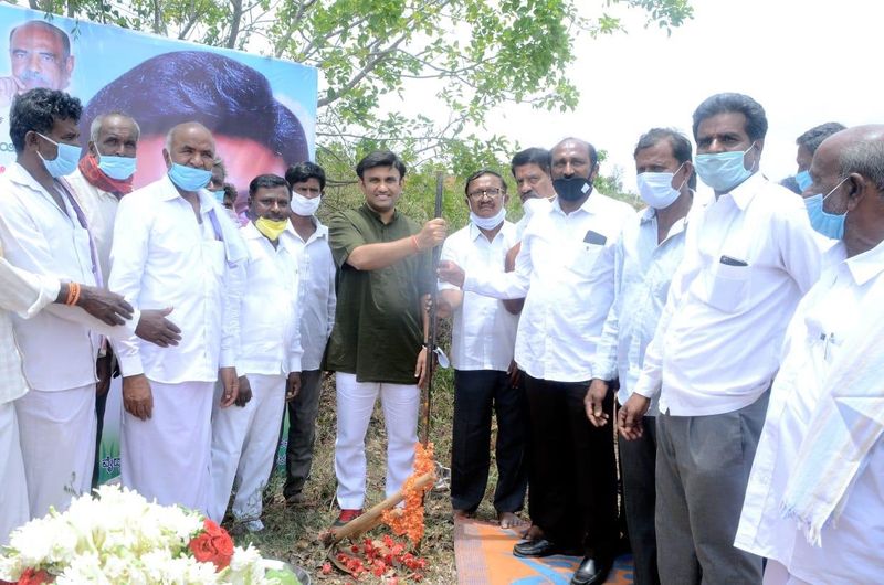 ಸಾರಿಗೆ ವ್ಯವಸ್ಥೆ ಉತ್ತಮವಾಗಿರುವ ದೇಶ ಅಥವಾ ರಾಜ್ಯ ಅಭಿವೃದ್ಧಿಯಲ್ಲಿ ಮುಂಚೂಣಿಯಲ್ಲಿರುತ್ತದೆ ಎಂಬ ಮಾತಿದ್ದು, ಕ್ಷೇತ್ರದಾದ್ಯಂತ ಗುಣಮಟ್ಟದ ರಸ್ತೆಗಳ ಅಭಿವೃದ್ಧಿಗೆ ತಮ್ಮ ಅವಧಿಯಲ್ಲಿ ಹೆಚ್ಚಿನ ಒತ್ತು ನೀಡಲಾಗಿದೆ ಎಂದು ಜಿಲ್ಲಾ ಉಸ್ತುವಾರಿ ಸಚಿವ ಡಾ.ಕೆ. ಸುಧಾಕರ್ ಹೇಳಿದರು.