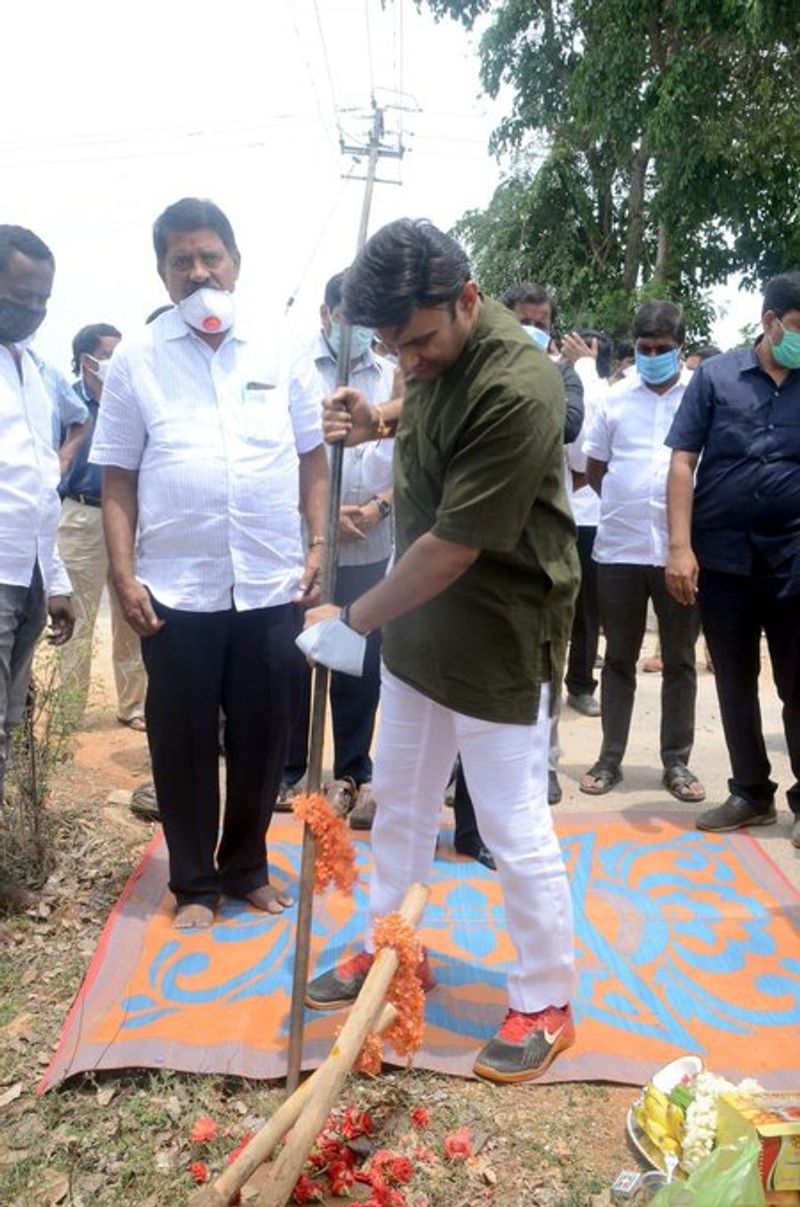ತಾಲೂಕಿನ ಮಂಡಿಕಲ್ ಹೋಬಳಿಯಲ್ಲಿ ಹಲವು ರಸ್ತೆ ಅಭಿವೃದ್ಧಿ ಕಾಮಗಾರಿಗಳಿಗೆ ಶನಿವಾರ ಭೂಮಿಪೂಜೆ ನೆರವೇರಿಸಿದ ನಂತರ ಮಾತನಾಡಿದ ಅವರು, ತಾವು ಕ್ಷೇತ್ರದಲ್ಲಿ ಶಾಸಕರಾದ ನಂತರ ರ್ಸತೆಗಳ ಸ್ವರೂಪವನ್ನೇ ಬದಲಿಸಲಾಗಿದ್ದು, ನಗರ ಮತ್ತು ಗ್ರಾಮೀಣ ಪ್ರದೇಶದಲ್ಲಿ ನಾನಾ ಯೋಜನೆಗಳಡಿ ಗುಣಮಟ್ಟದ ರಸ್ತೆಗಳನ್ನು ನಿರ್ಮಿಸಲಾಗಿದೆ ಎಂದು ಹೇಳಿದರು.