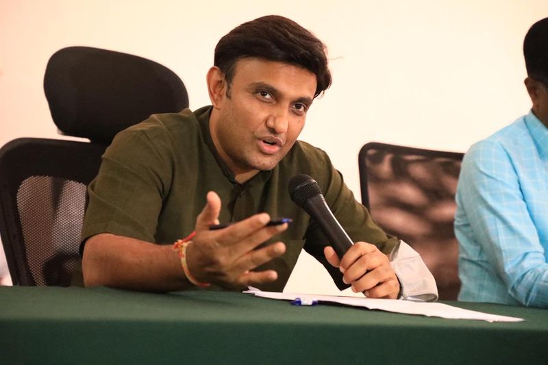 ಚಿಂತಾಮಣಿಯಲ್ಲಿ ಕೈಗೊಳ್ಳಲಾಗಿದ್ದ ನಿಯಂತ್ರಣಾ ಹಾಗು ಮುನ್ನೆಚ್ಚರಿಕೆ ಕ್ರಮಗಳ ಪರಿವೀಕ್ಷಣೆ ನಡೆಸಿ, ಕಂಟೈನ್ಮೆಂಟ್ ಪ್ರದೇಶಕ್ಕೂ ಭೇಟಿ ನೀಡಿದ್ದಾರೆ.