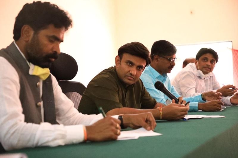 ಸಂಸದ ಮುನಿಸ್ವಾಮಿ, ಶಾಸಕ ಶ್ರೀ ಕೃಷ್ಣಾರೆಡ್ಡಿ, ಜಿಲ್ಲೆಯ ಹಿರಿಯ ಅಧಿಕಾರಿಗಳು ಉಪಸ್ಥಿತರಿದ್ದರು.