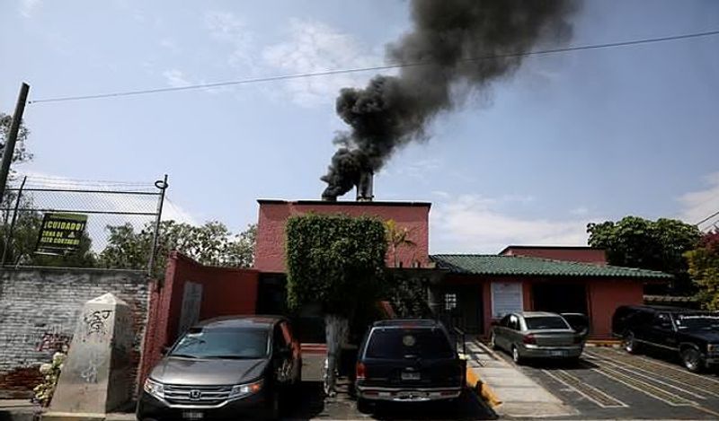 अब यहां एक शमशान घाट के ऊपर काले धुओं से भरे आसमान की तस्वीरें सामने आई है। यहां लगातार 24 घंटे लाशें जलाई जा रही हैं, जिसकी वजह से चिमनी लगातार काला धुंआ उगल रही हैं।
